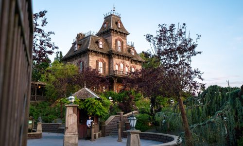Phantom Manor - ThemeParkGuide